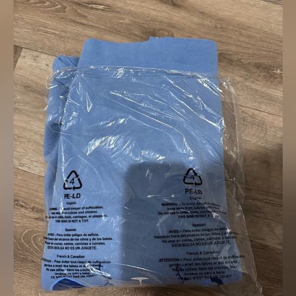 Sabrina Carpenter Buy Me Presents Crewneck Large - Picture 9 of 9